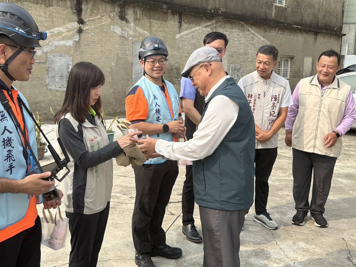 林榮川副秘書長親臨仁德區無人機登革熱巡查現場勉勵防疫人員-1
