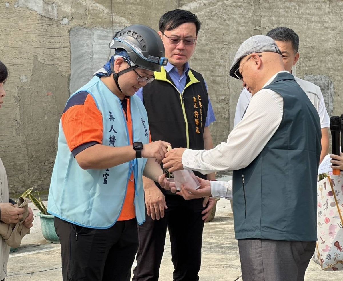 林榮川副秘書長親臨仁德區無人機登革熱巡查現場勉勵防疫人員-2