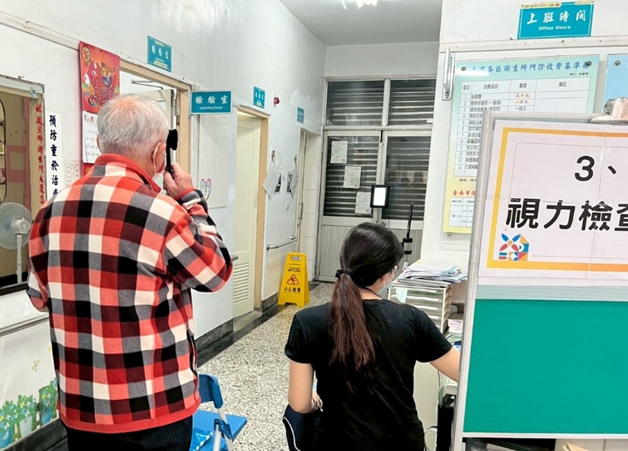 115年後壁區推動換照結合ICOPE篩檢打造偏鄉高齡友善服務視力檢查
