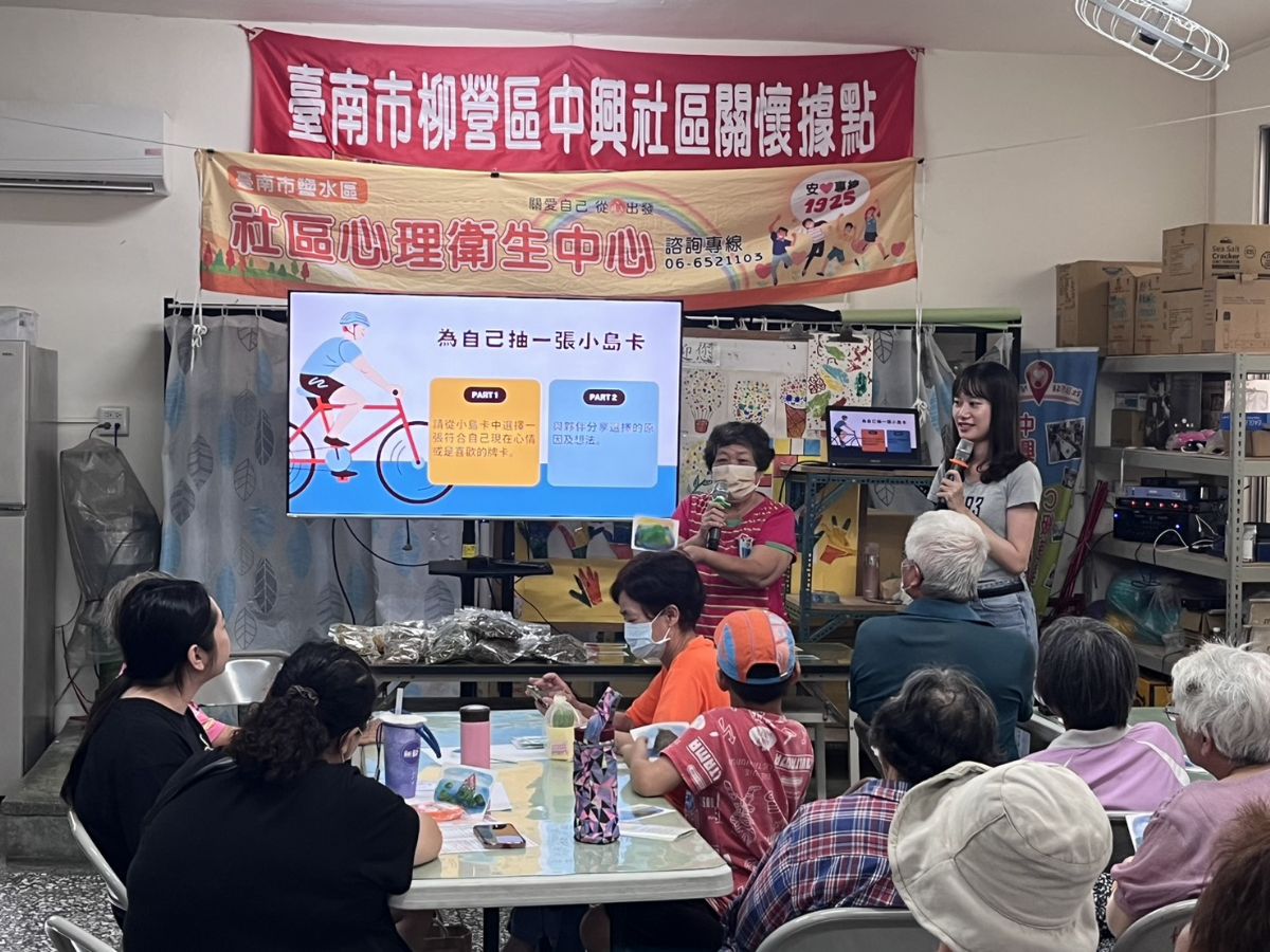與民眾互動,分享抽卡的心境