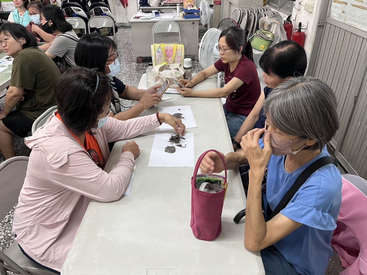 運用視覺、嗅覺等感官感受花材