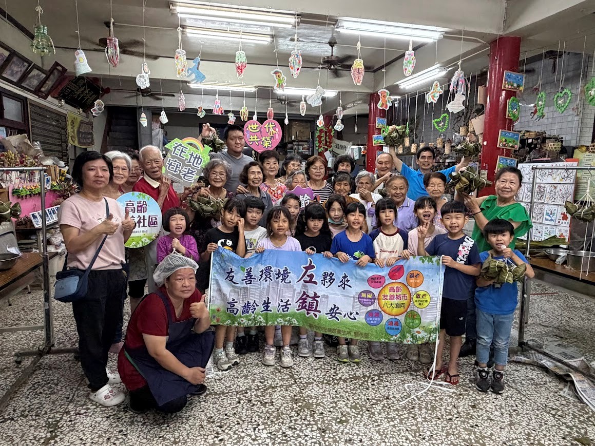 拿著粽子開心大合照