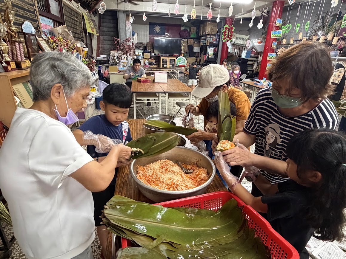 努力分工合作包粽