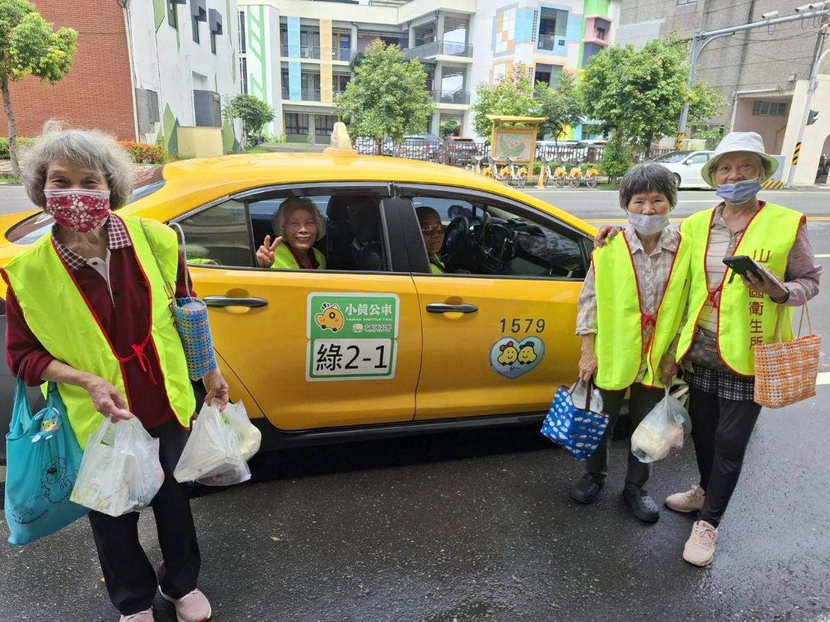 滿載而歸小黃公車送長者回家