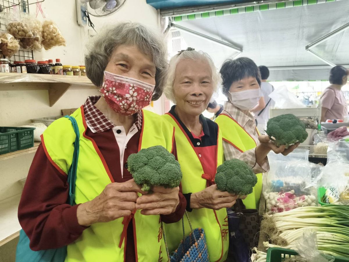 好友帶路,大家一起坐車去新化買菜