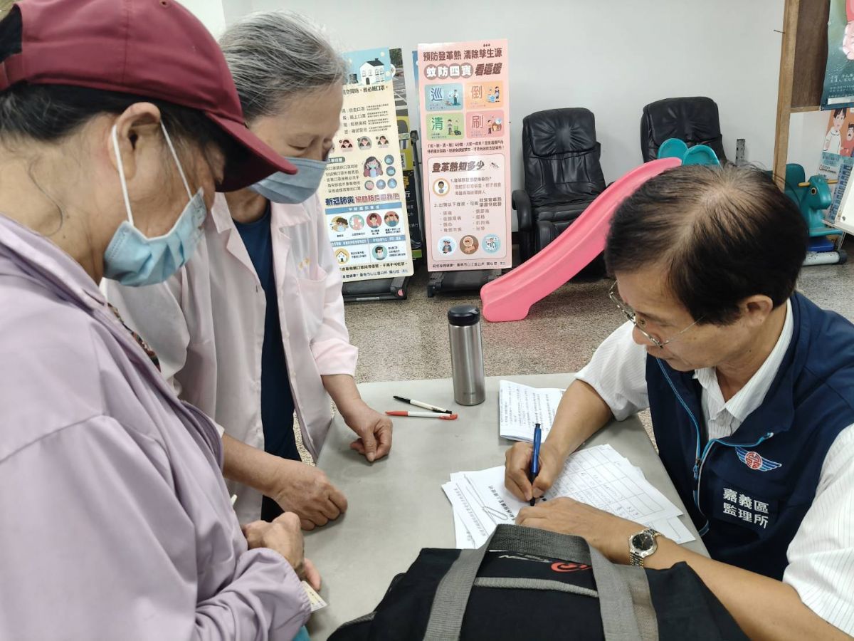 麻豆監理站蔡明諺專員協助民眾開立上課證明