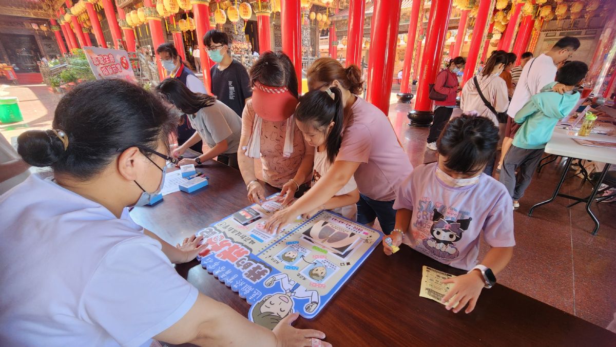 衛生所透過「我的戒菸日記」互動遊戲寓教於樂,帶領大小朋友輕鬆學習菸害防制知識。