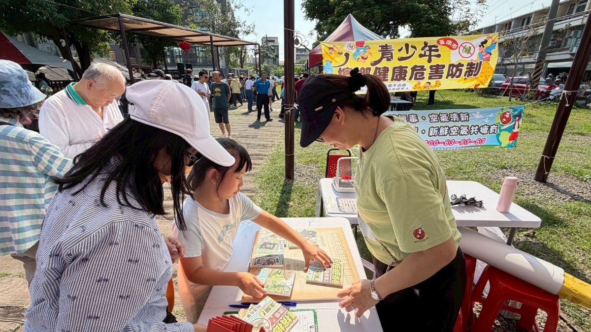 家長與學童共同參與創意戒檳拼圖體驗,在遊戲中學習拒絕檳榔技巧。