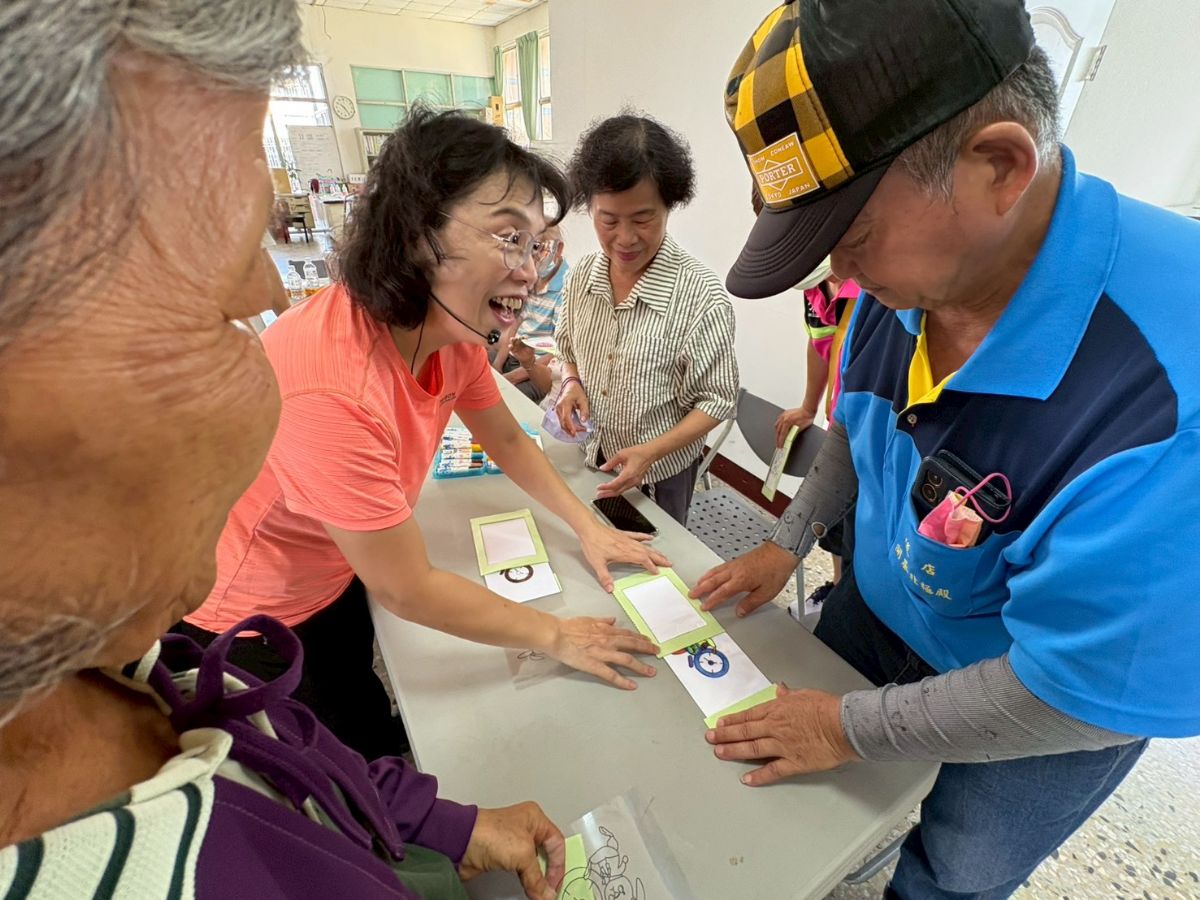 老師與長者趣味互動,透過滑動圖卡展現魔術驚喜