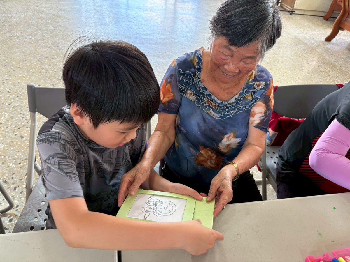 祖孫攜手挑戰魔術,共享溫馨共學時光