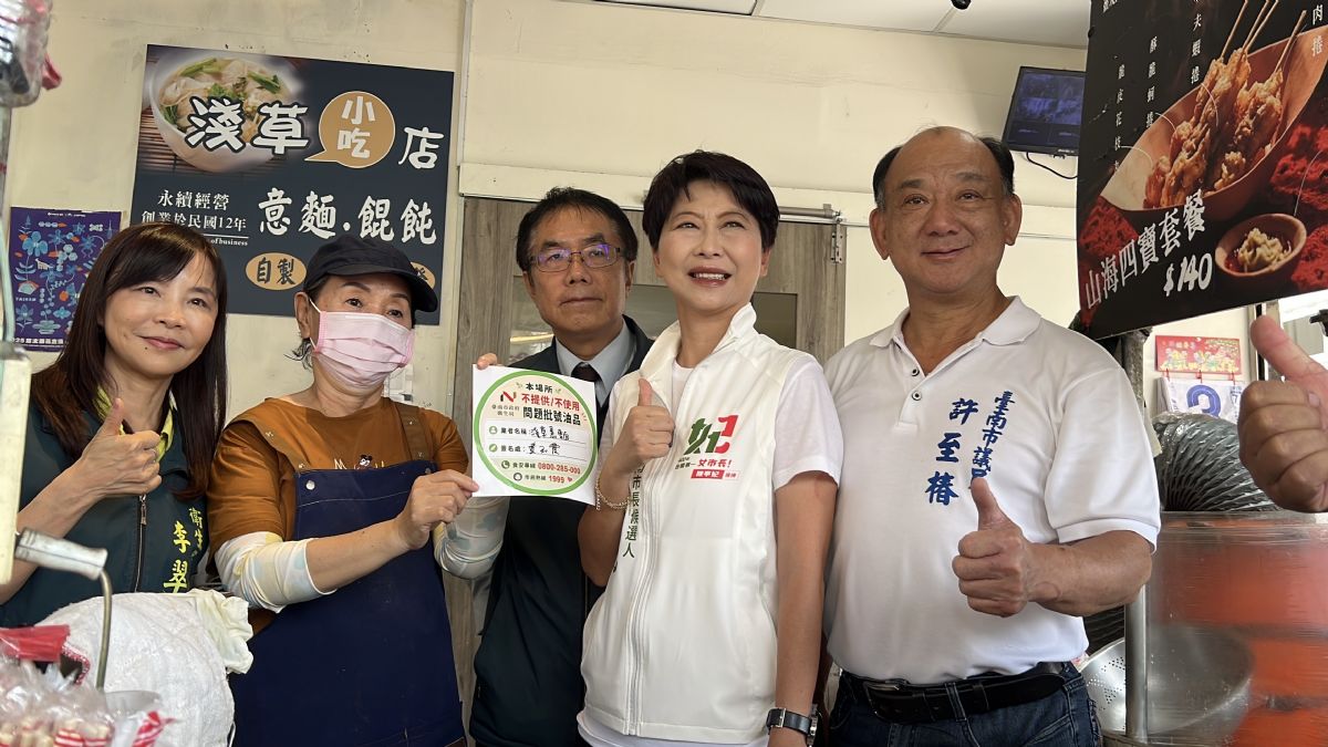 市長向店家宣導自主檢查,並張貼安心標章1