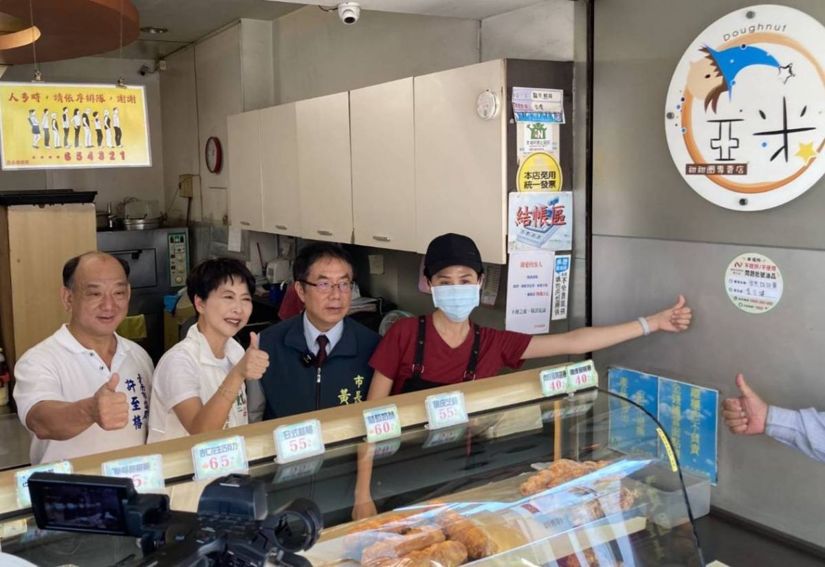 市長向店家宣導自主檢查,並張貼安心標章2