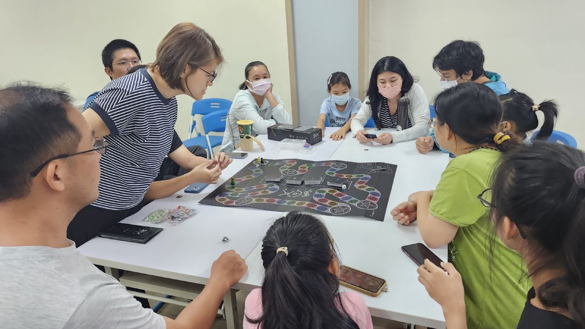家長與孩子透過桌遊及情境討論,共同學習青春期及性教育相關知識。.jpg