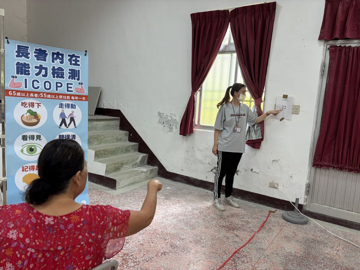護理人員協助視力測試。.jpg