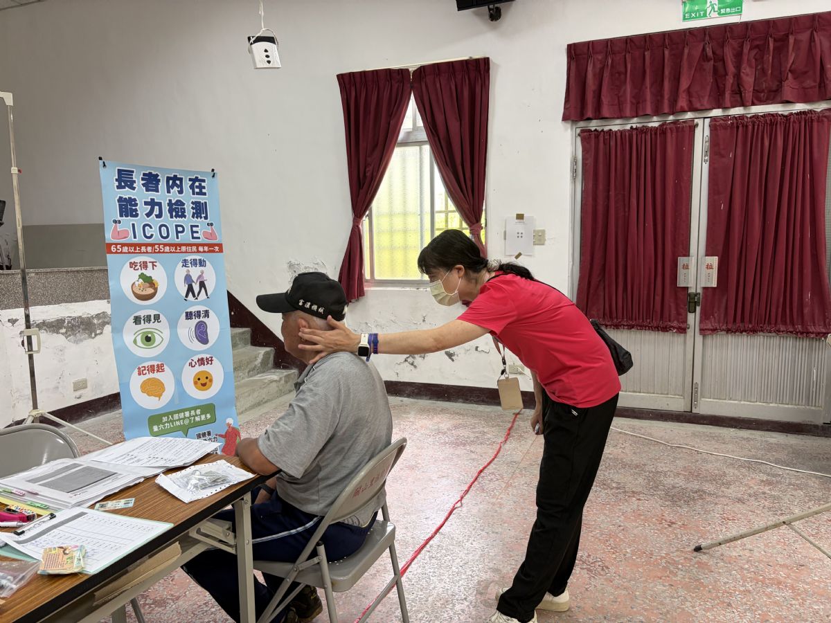 護理人員協助聽力測試。.jpg