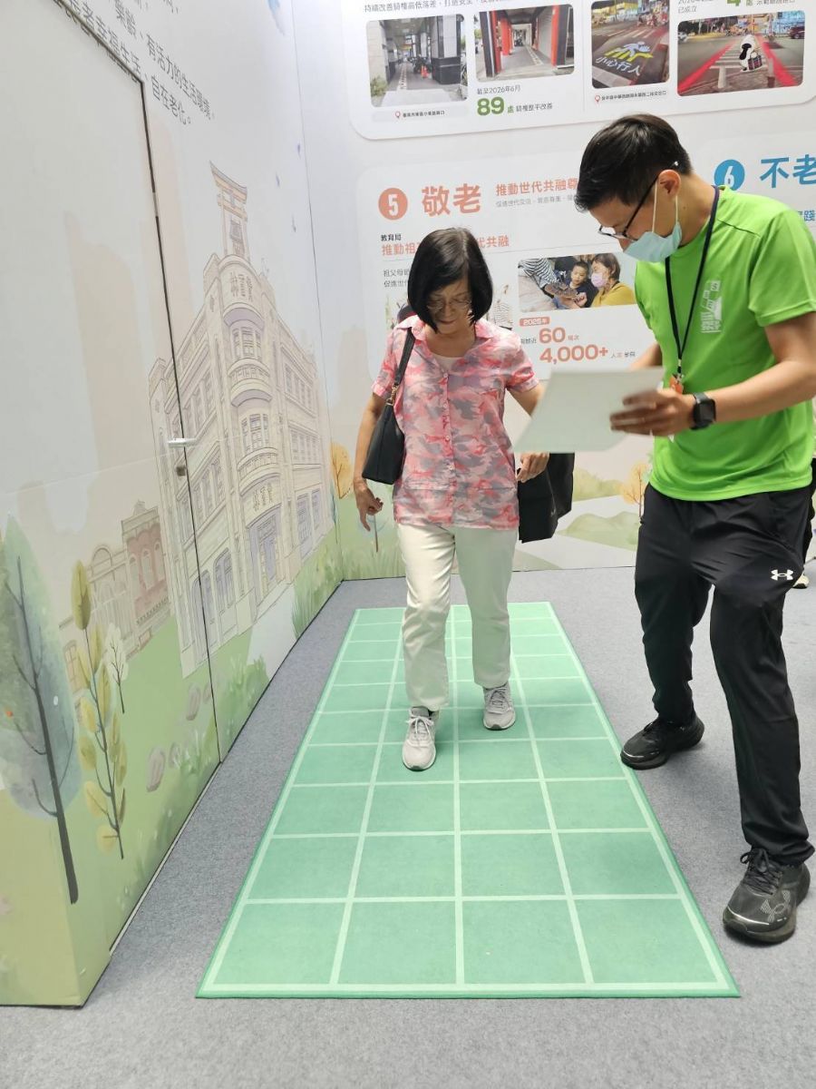 民眾挑戰方塊踏步訓練,在趣味互動中提升肌力與平衡力。.jpg