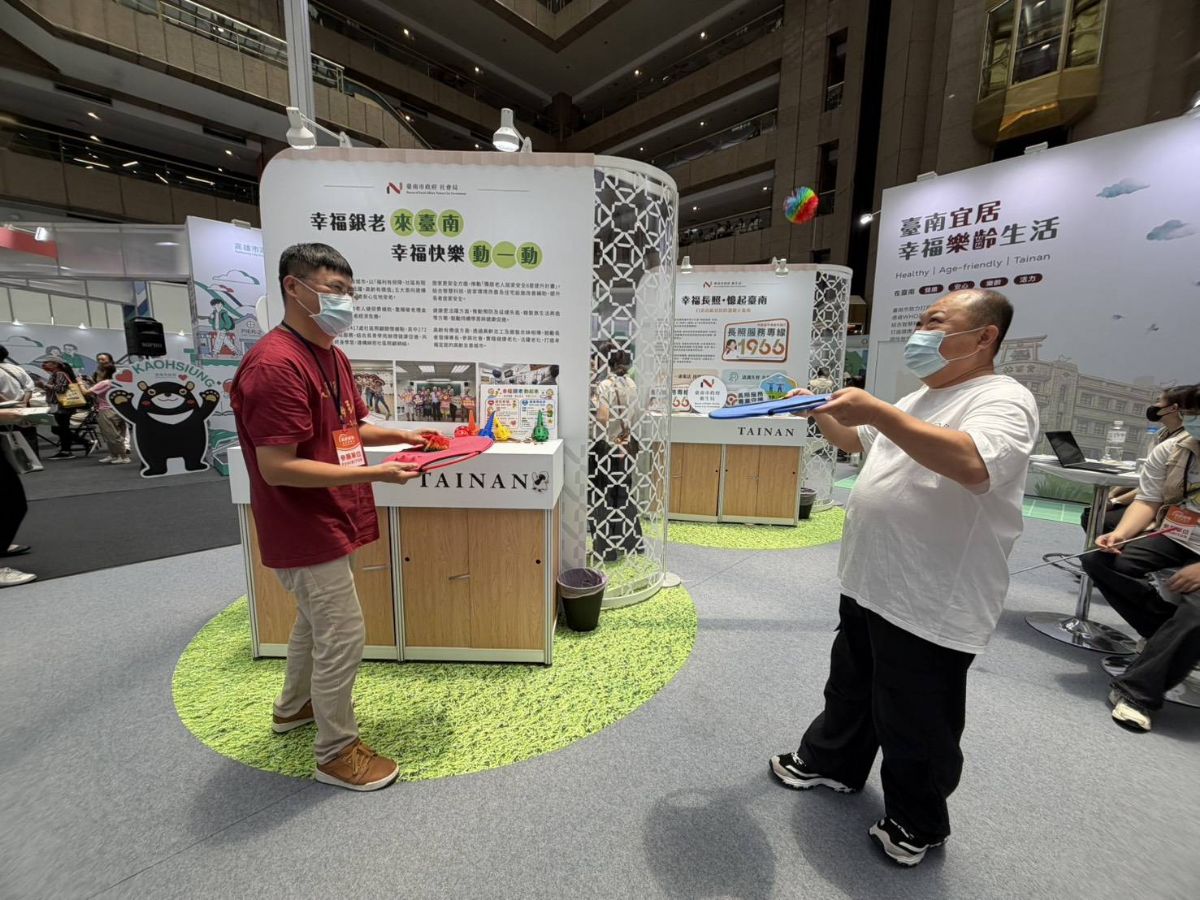 長者參與社會局互動體驗活動,在趣味遊戲中促進身心活力與社會參與。.jpg