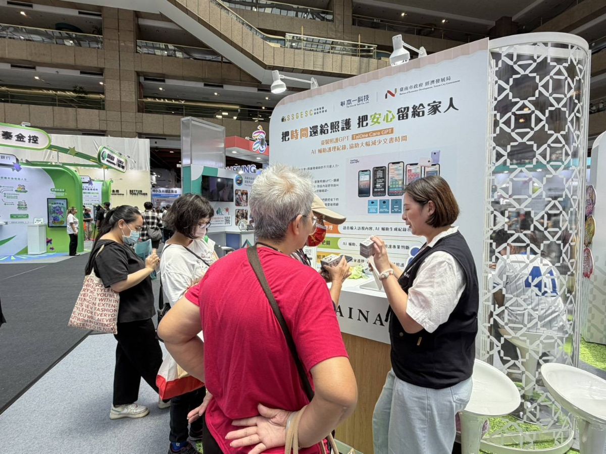民眾體驗本一科技「臺醫照護GPT」,認識AI智慧照護應用,感受科技提升照護效率與便利性。.jpg