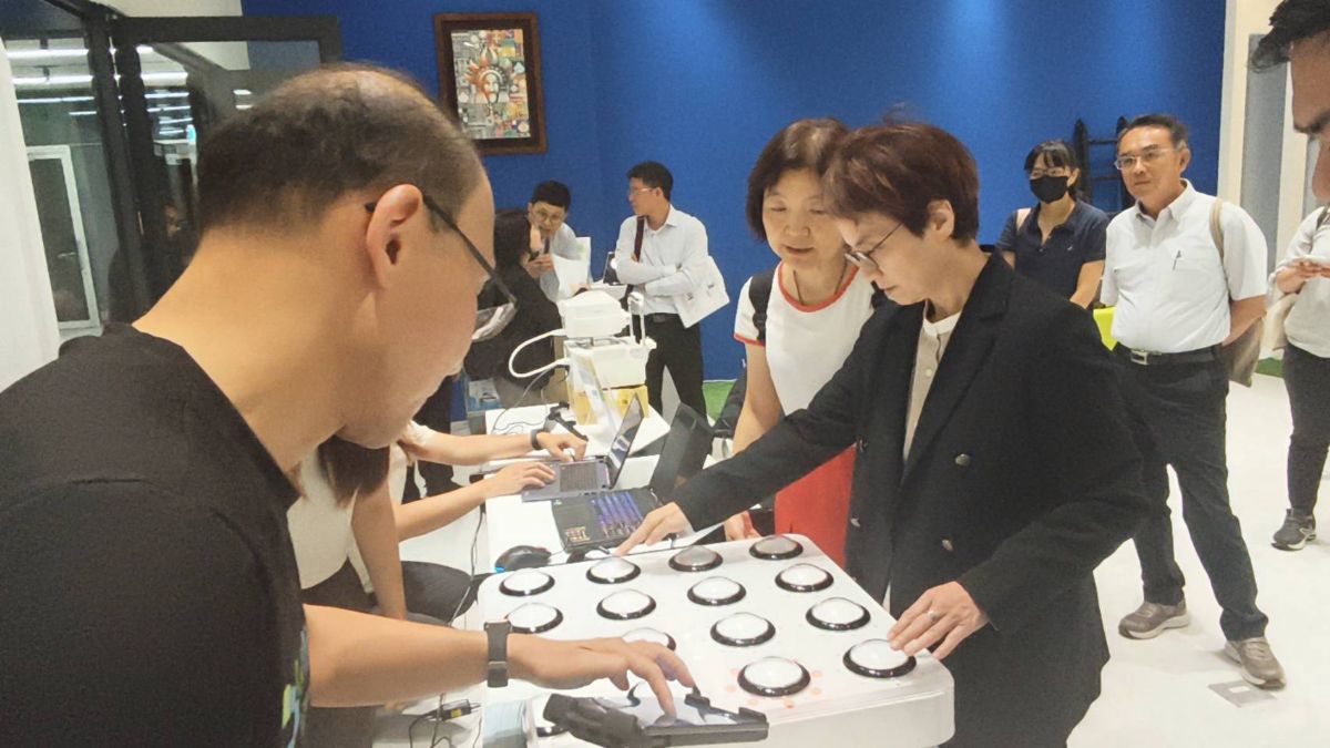 趙卿惠副市長至照護站使用SODA樂活認知訓練機,體驗失智預防遊戲化.jpg