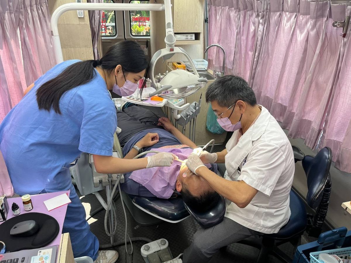 牙醫師幫長者檢查口腔狀況.jpg