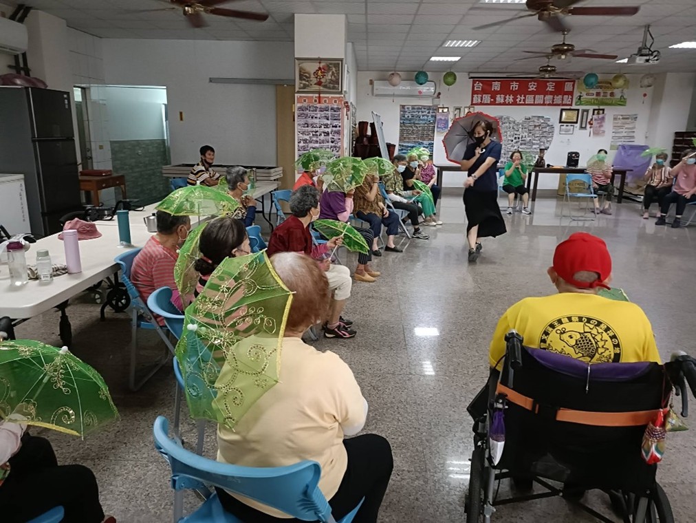 老師帶著長者們跳小雨傘舞,大家隨節奏擺動.jpg