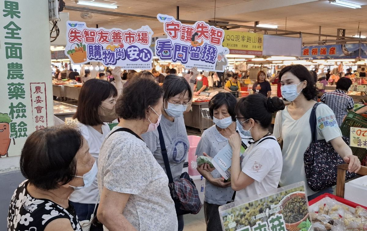營養師帶照顧者逛市場實地教導健康飲食.jpg
