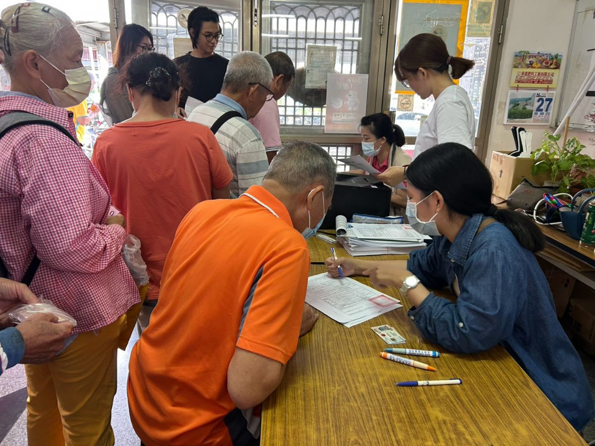 志工協助長者填寫資料.jpg