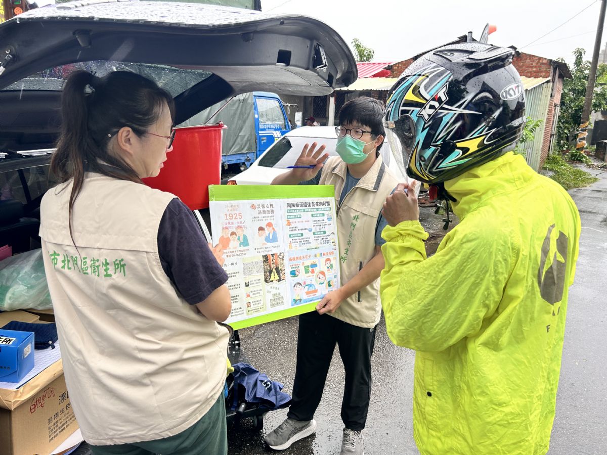 北門衛生所深入淹水區宣導防疫並發放物資