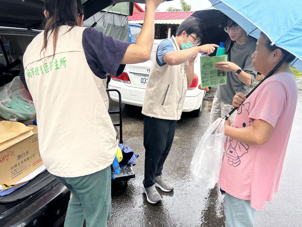 北門衛生所深入淹水區宣導防疫並發放物資