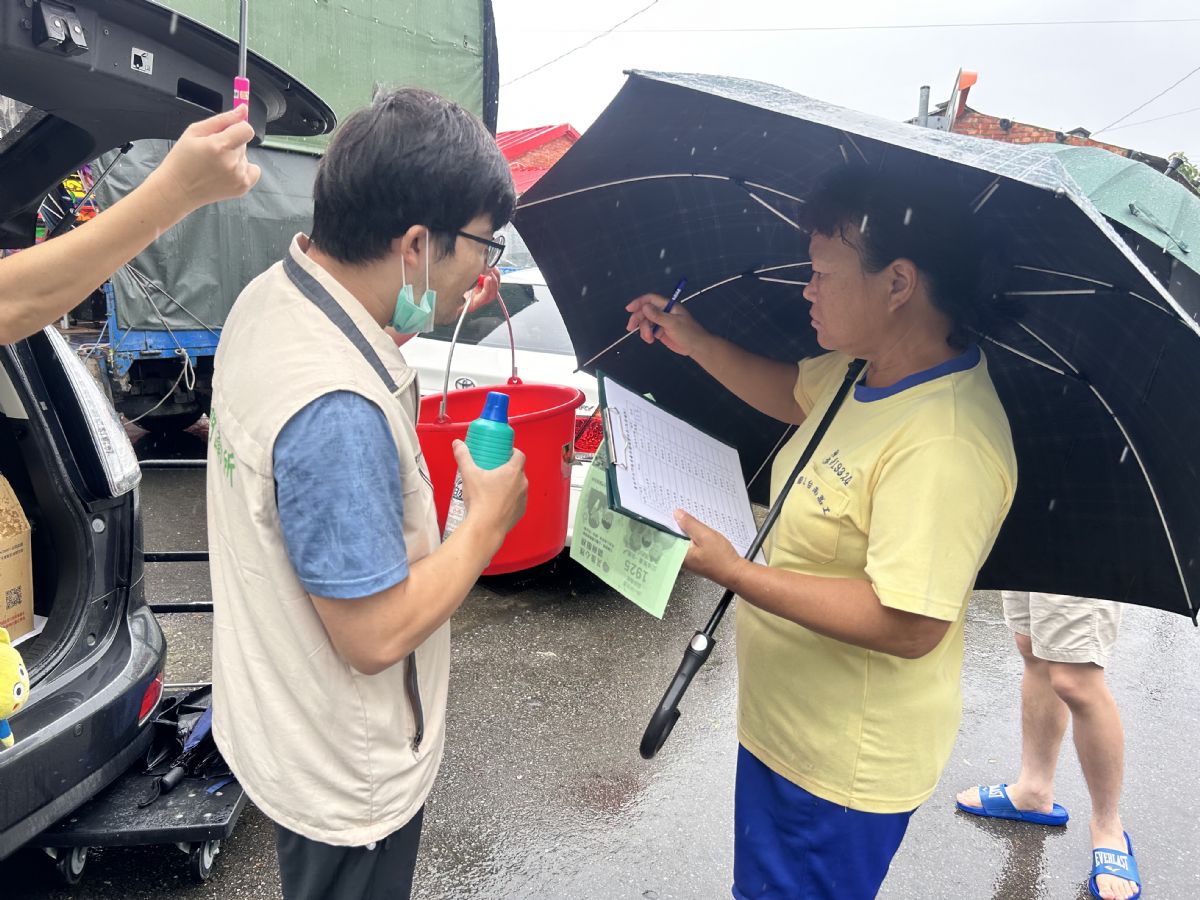 北門衛生所深入淹水區宣導防疫並發放物資