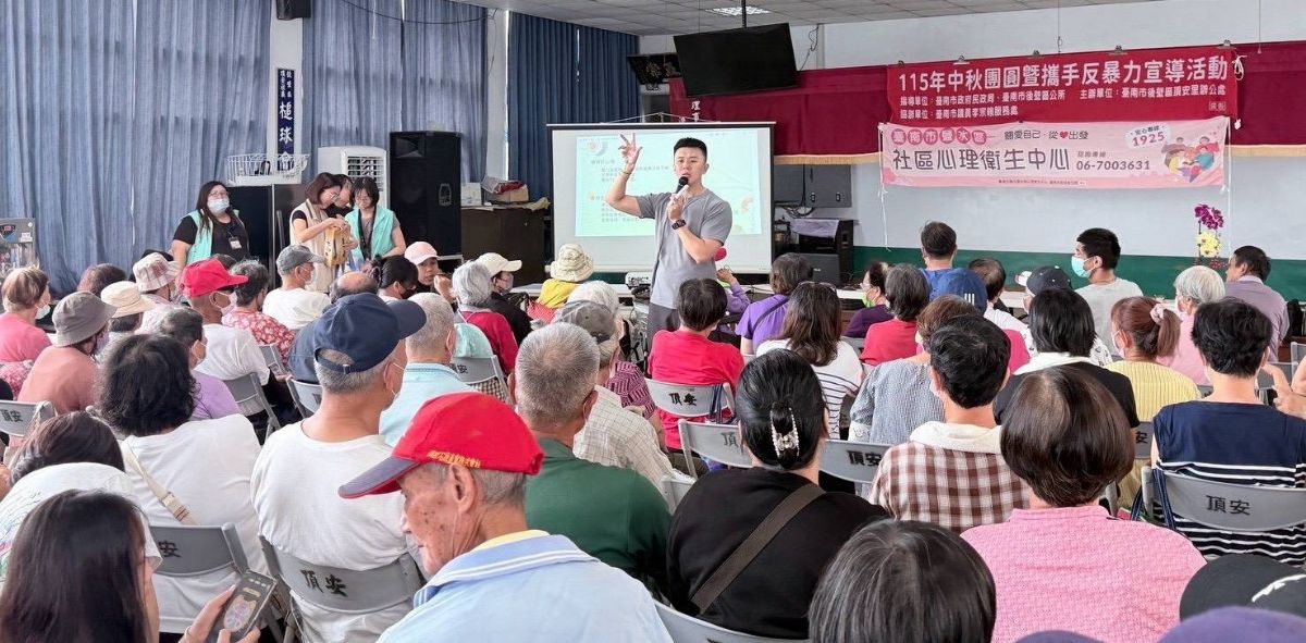 心理師講述助眠小撇步~長者專心聆聽.jpg