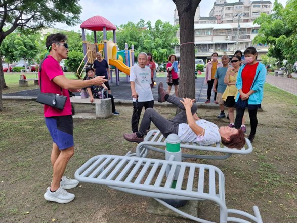 不僅有室內的運動課程,亦安排專業教練帶領長輩至公園,教導如何正確使用體健設施.jpg