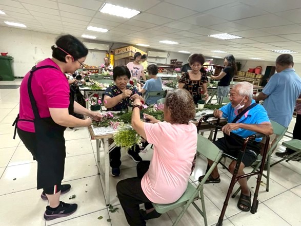 規劃園藝課程,讓長輩一邊享受拈花惹草的樂趣,一邊提升手指細微動作的靈活度。.jpg