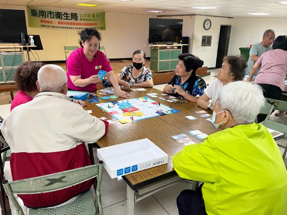 在預防失智的課程中,帶入活潑的桌遊課程,以期促進長輩認知能力。.jpg
