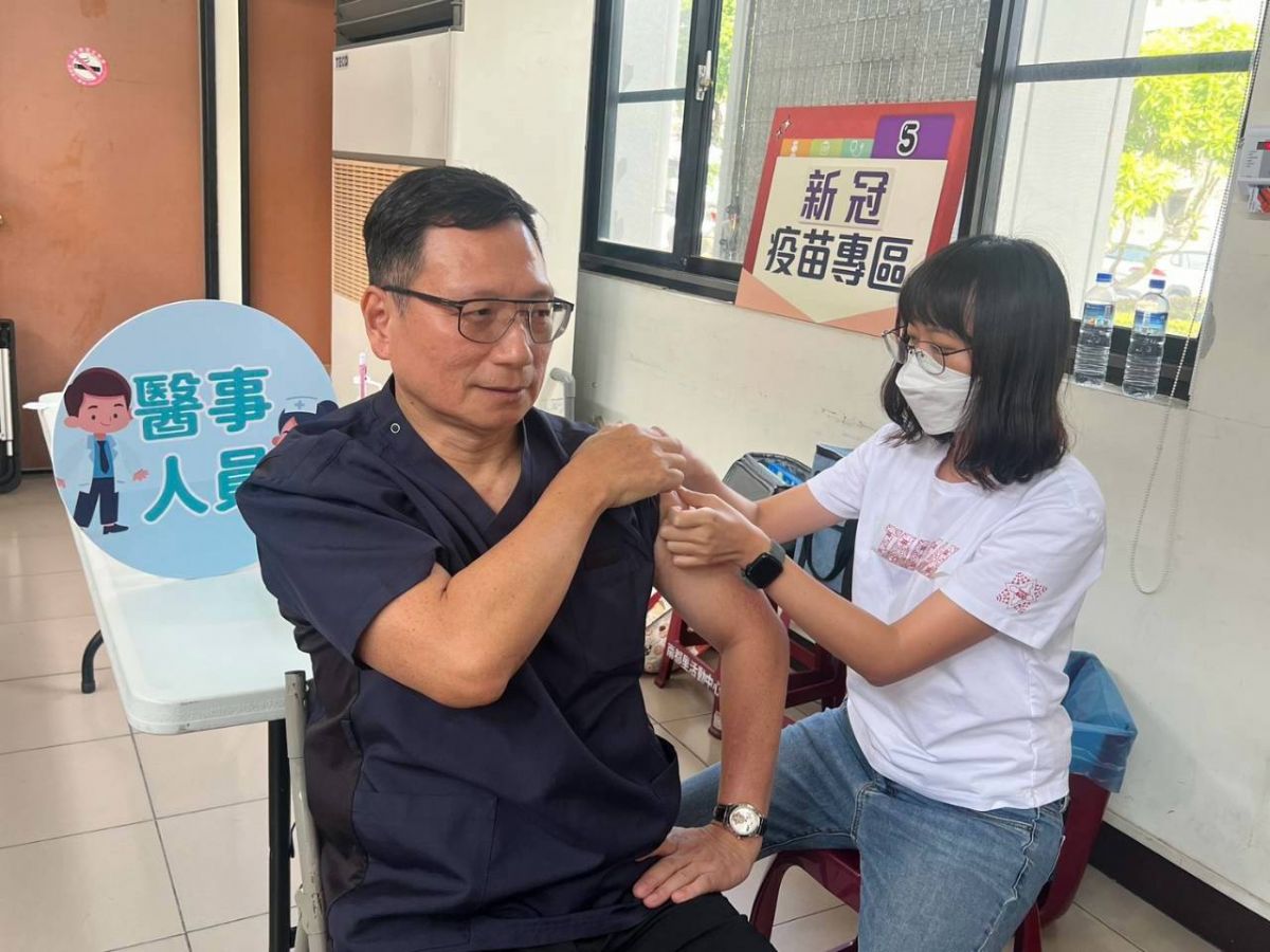 醫師公會賴俊良理事長代表醫事人員接種疫苗.jpg