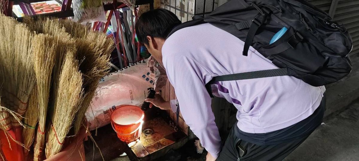 巡查環境積水容器孶生病媒蚊幼蟲(子孓)