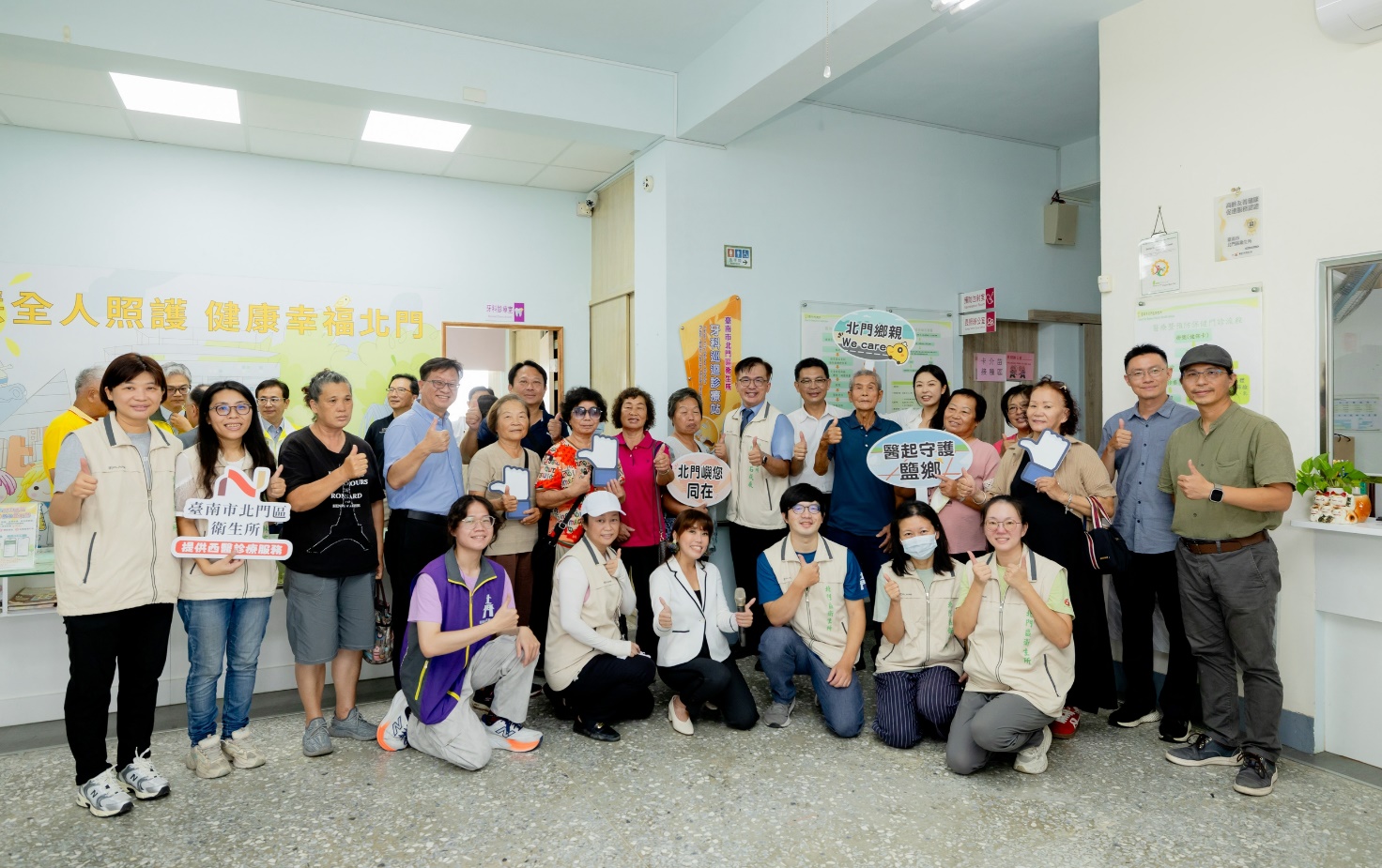 臺南市北門區衛生所石成展所長與現場鄉親民眾見證牙醫啟用儀式