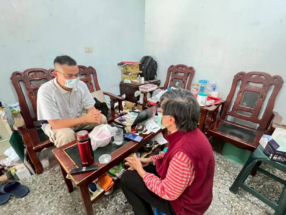 訪員至案家關懷個案並送物資.jpg