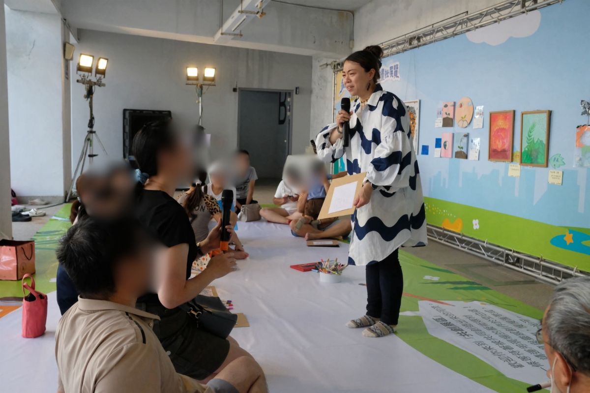 民眾參觀畫展,感受生命故事。.jpg